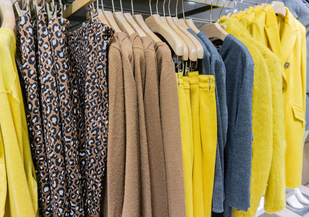 Barevný úplet kašmírový svetr na oblečení stojan - Fotografie, Obrázek