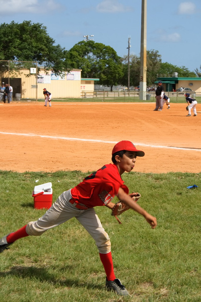 gyermek játszik baseball - Fotó, kép