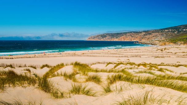 Praia do Guincho é uma praia atlântica popular localizada na costa do Estoril de Portugal, a 5 km da cidade de Cascais, Portugal
 - Foto, Imagem