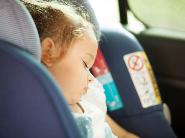 Lindo bebé rubio durmiendo en el asiento del coche del bebé. Concepto de seguridad
. - Foto, Imagen