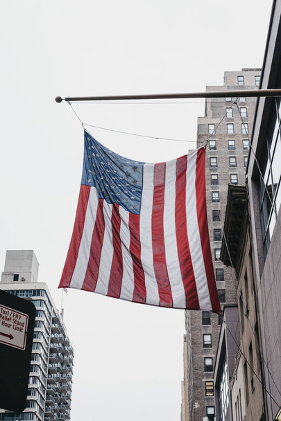 American flag on a building in New York,  USA, against the sky. - Fotoğraf, Görsel