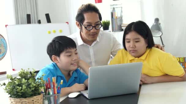 Tutor szoba gyerekek tanulás laptop számítógép tanár az osztályban. 4 k lassított ázsiai gyermek tanárral az otthoni tanulás. - Felvétel, videó