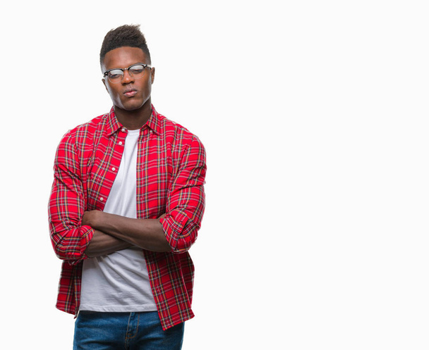 Afrikalı-Amerikalı genç izole arka plan şüpheci ve sinir, onaylamayan ifade yüz çapraz kolları üzerinde. Negatif kişi. - Fotoğraf, Görsel