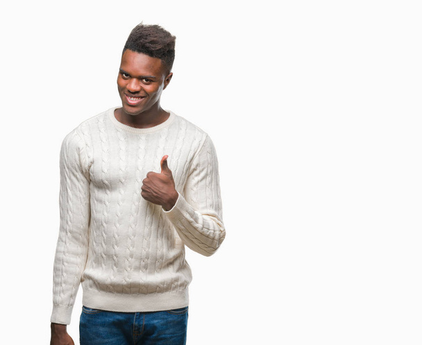 Afro-amerikai fiatalember több mint boldog remek gesztus kézzel elszigetelt háttérben. Kifejezés nézte a kamera mutatja a sikeres jóváhagyásáról. - Fotó, kép