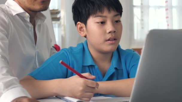 Sala de tutores niños en clase de aprendizaje en el ordenador portátil con el maestro. 4K Aprendizaje infantil asiático en cámara lenta con profesor en casa
. - Metraje, vídeo