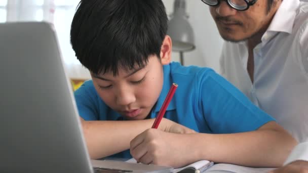 Sala de tutores niños en clase de aprendizaje en el ordenador portátil con el maestro. 4K Aprendizaje infantil asiático en cámara lenta con profesor en casa
. - Metraje, vídeo