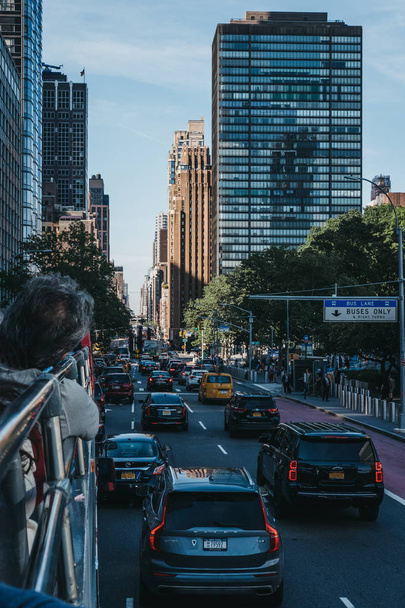 New York, ABD - 2 Haziran 2018: Görünüm ilk Avenue, New York, ABD, turist otobüsü tepesinden. First Avenue Kuzey-Güney işlek cadde ve Manhattan'ın Doğu yakasında büyük bir yolda olduğunu. - Fotoğraf, Görsel