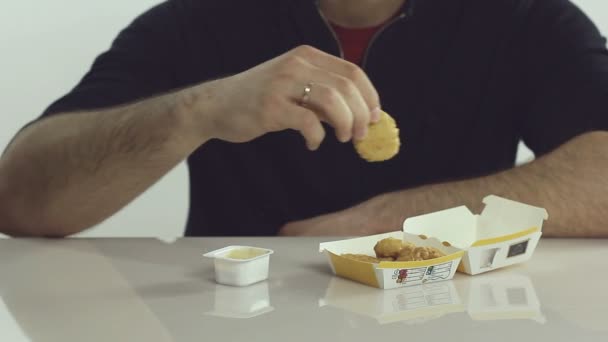 człowiek zje nuggets z kurczaka - Materiał filmowy, wideo