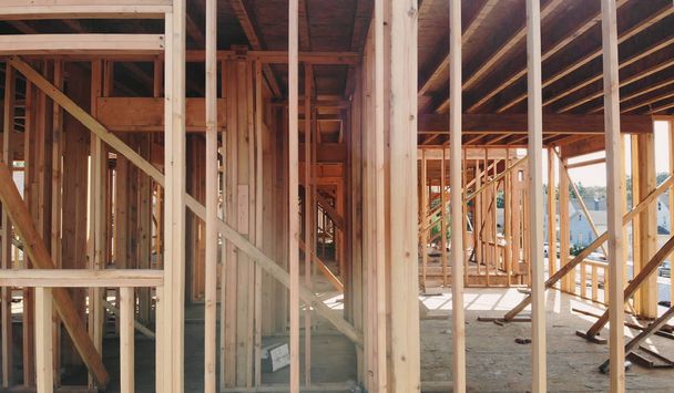 Gebouw bouw, hout inlijsten en straal bouw structuur op nieuwe vastgoedontwikkeling - Foto, afbeelding