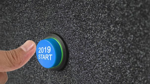 Chiudere il dito premendo il pulsante con i numeri che mostrano l'inizio del nuovo anno 2019
. - Foto, immagini