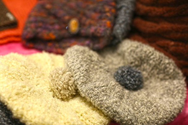assortiment de chapeau de laine sur le marché vitrine photo rapprochée
 - Photo, image