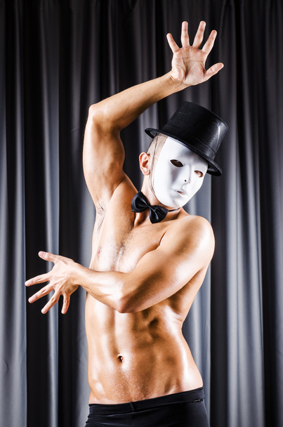 svalová herec s maskou proti opona - Fotografie, Obrázek