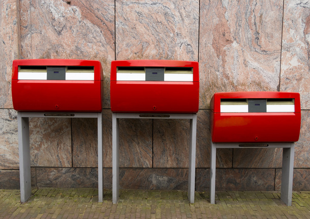 Trois boîtes aux lettres rouges avec deux emplacements, communes aux Pays-Bas
 - Photo, image