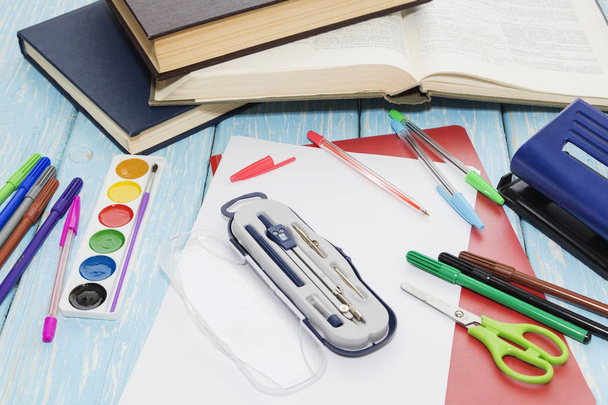 Школьные принадлежности на деревянном синем фоне. карандаши, маркеры, краски
, - Фото, изображение
