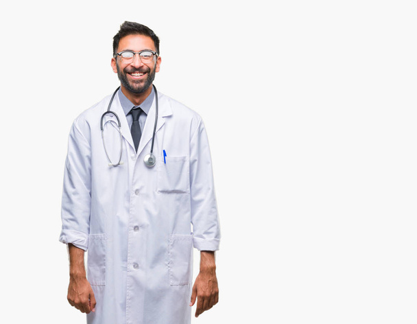 Médico hispano adulto sobre un fondo aislado con una sonrisa alegre y fresca en la cara. Persona afortunada
. - Foto, imagen