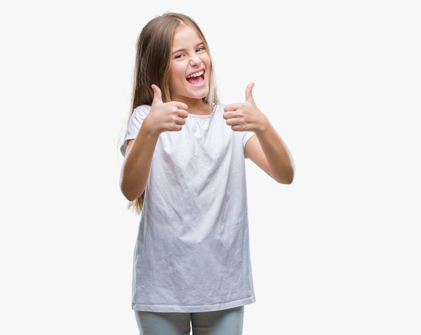 Mooi meisje over geïsoleerde achtergrond succes teken doen positief gebaar met hand, thumbs up glimlachen en gelukkig. Kijken naar de camera met vrolijke expressie, winnaar gebaar. - Foto, afbeelding