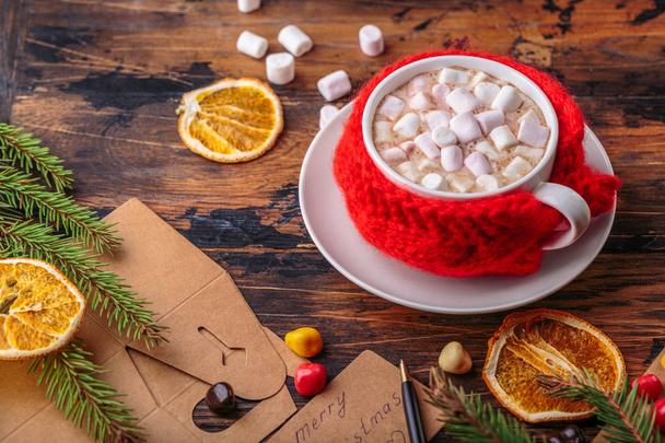 hot chocolate cacao with marshmallows knitted hand made red cloth for a mug - Foto, Imagen