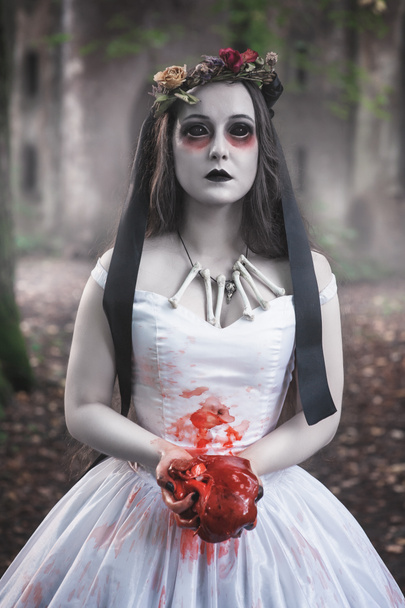 Strašidelná mrtvá nevěsta s krvavým masem v ruce. Halloween scéna  - Fotografie, Obrázek