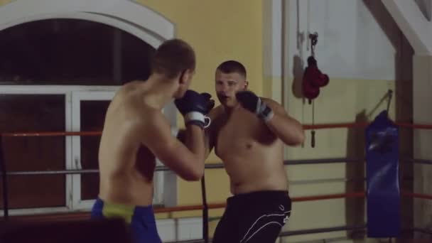 Dos hombres peleando en el ring
 - Imágenes, Vídeo