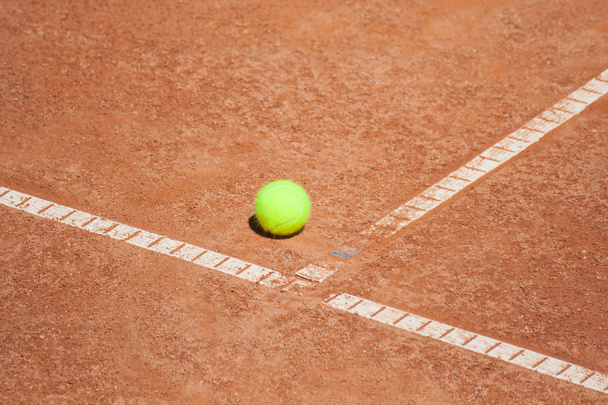pelota de tenis en la línea t
 - Foto, Imagen