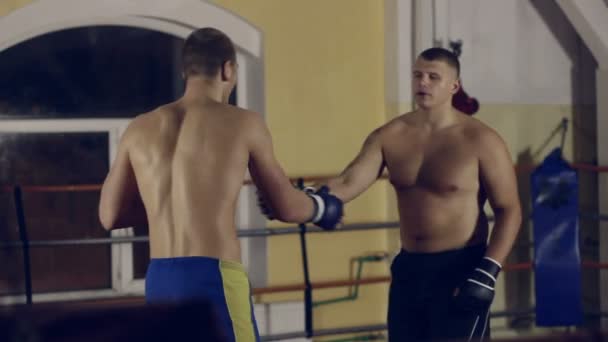 twee mannen sparring op ring - Video
