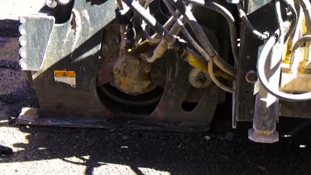 werknemer bestuurder Schuifstuur verwijderen Versleten Asfalt tijdens het repareren van Road Works - Video