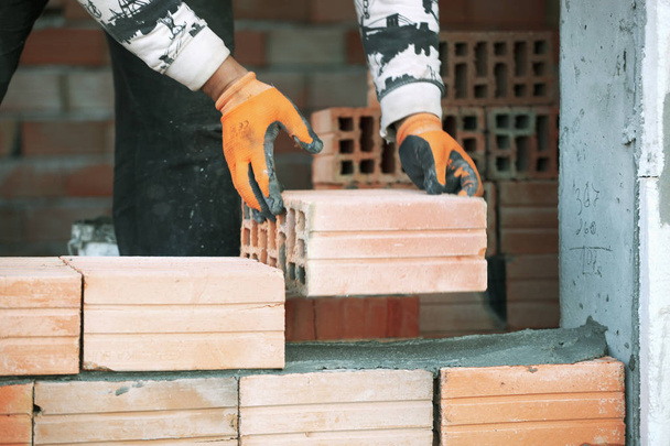 Endüstriyel çimento tuğla inşaat sitede yükleme. - Fotoğraf, Görsel