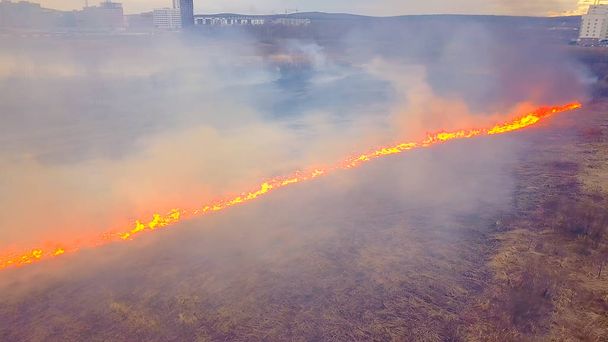 Velký požár. Vypalování suché trávy. Hodně kouře. Jekatěrinburg, Rusko, od Dron   - Fotografie, Obrázek