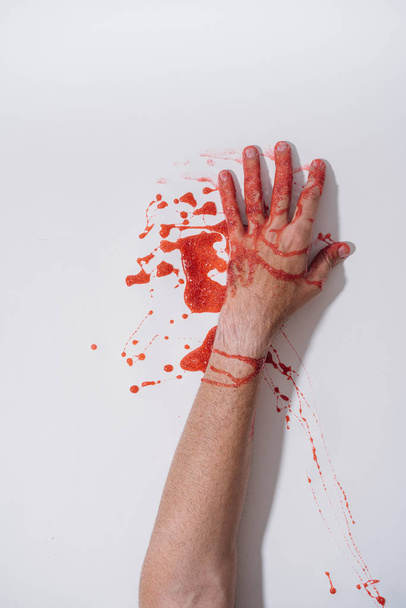 Käsi miehen maalattu punainen ja glitter valkoisella pohjalla
 - Valokuva, kuva
