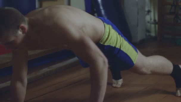 Junge Boxer wärmen sich auf - Filmmaterial, Video