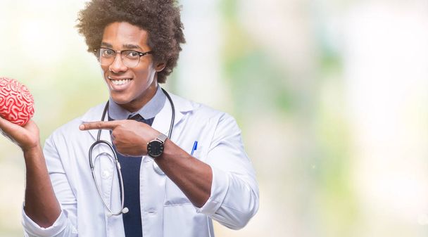 Afro Amerikalı Nörolog Doktor ya da psikoloji adam izole arka el ve parmak ile işaret çok mutlu - Fotoğraf, Görsel