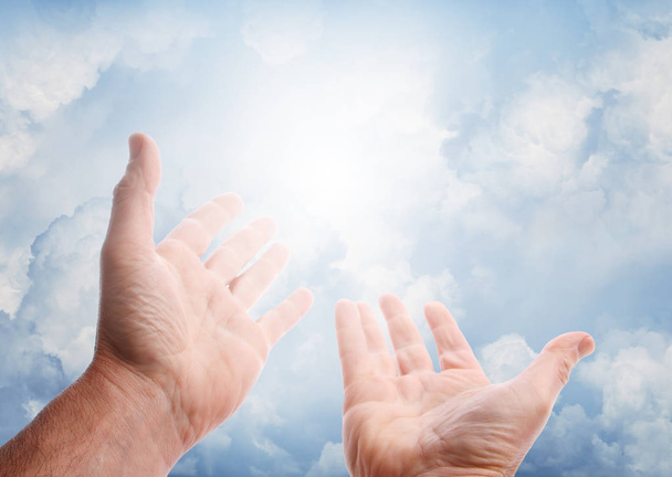Руки тянутся к небу
 - Фото, изображение