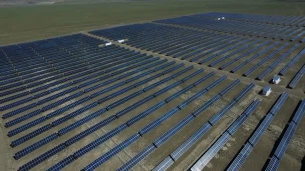 Luchtfoto van zonnepanelen op weide landschap - Video