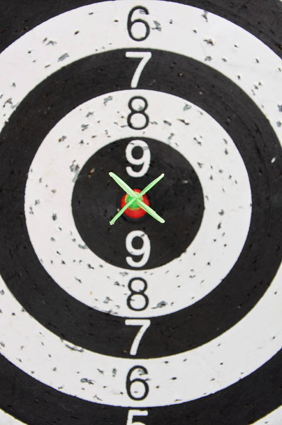 Green dart hits the center circle of target - Φωτογραφία, εικόνα