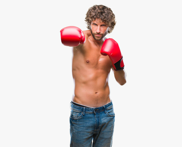 Yakışıklı İspanyol boksör boks eldivenleri izole arka plan şüpheci ve sinir, papatyanın üzgün üzerinde sorunu nedeniyle giyen adam. Negatif kişi. - Fotoğraf, Görsel