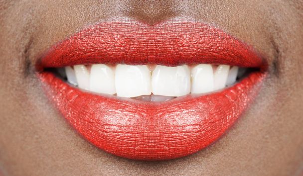 bonito sorriso mulher africana lábios da boca com batom vermelho e dentes brancos
 - Foto, Imagem