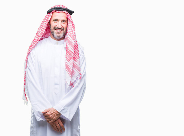 Ανώτερος άνθρωπος Αραβικά φορώντας keffiyeh πάνω από το απομονωμένο φόντο με μια ευτυχισμένη και δροσερό χαμόγελο στο πρόσωπο. Τυχερό πρόσωπο. - Φωτογραφία, εικόνα
