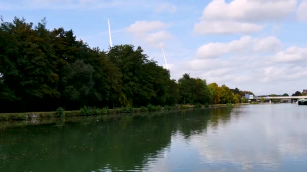 ランス、フランス ・ パリの東の町の運河運河マルヌへエーヌのリンクがあります。運河のほとりを歩くことが可能です。天気曇り. - 映像、動画