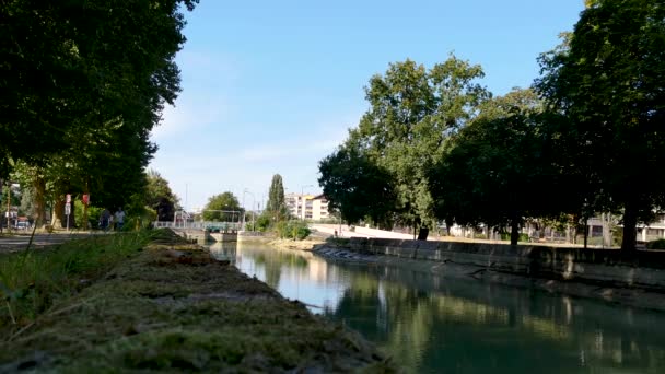 ランス、フランス ・ パリの東の町の運河運河マルヌへエーヌのリンクがあります。運河のほとり、それは歩くことができます。. - 映像、動画