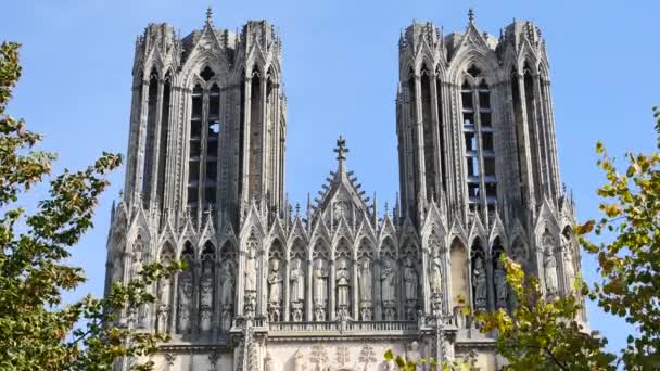 Close-up van onze lieve vrouw van Reims (in het Frans "Notre-Dame de Reims"), een rooms-katholieke kathedraal in Reims, Frankrijk. Het werd gebouwd in de hoge gotische stijl. Gevel van de kerk. Reims is een stad in Frankrijk. - Video