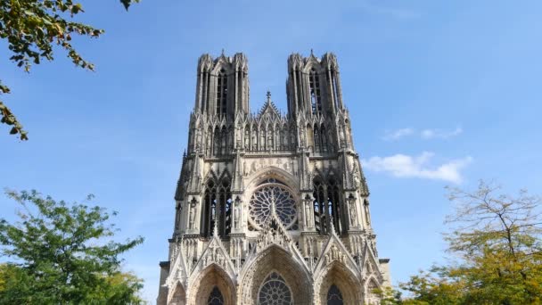 Our Lady Reims (içinde Fransız "Notre-Dame de Reims") Roma Katolik Katedrali Reims, Fransa var. Bu yüksek Gotik tarzda inşa edilmiştir. Kilisenin cephe. Reims kuzeydoğu Fransa bir şehirdir. - Video, Çekim