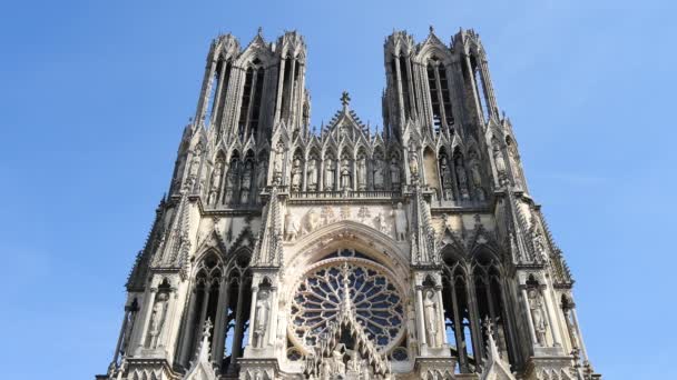 Onze lieve vrouw van Reims (in het Frans "Notre-Dame de Reims") is een rooms-katholieke kathedraal in Reims, Frankrijk, in de hoge gotische stijl gebouwd. Gevel van de kerk. Reims is een stad in het noordoosten van Frankrijk. - Video