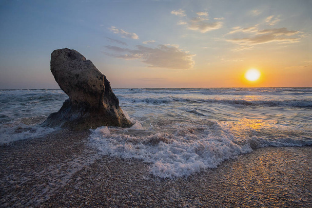 Olas, rocas costeras, amanecer en el mar. Paisaje marino
 - Foto, Imagen
