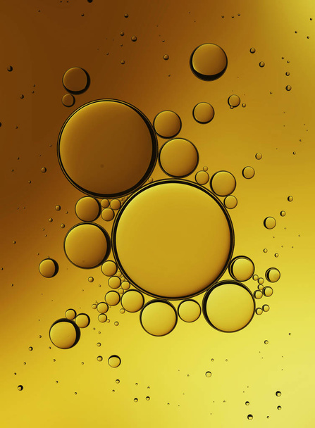 Ölblasen isoliert auf weißem Hintergrund, Nahaufnahme Kollagenemulsion in Wasser. Illustration. Goldserumtröpfchen. - Foto, Bild