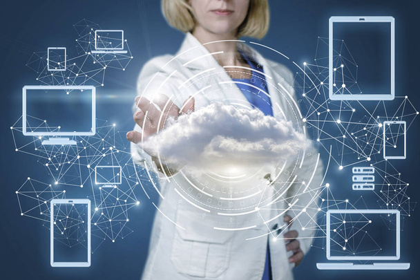 Femme d'affaires fonctionnant avec la technologie pour se connecter aux données du cloud
. - Photo, image