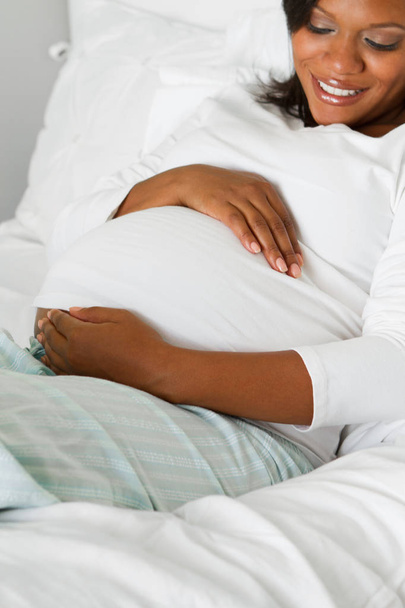 Young African American pregnant woman. - Foto, Bild
