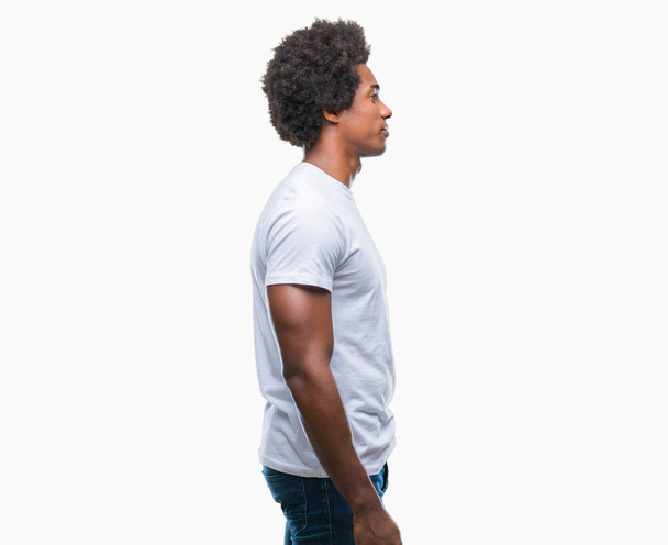 Afro americký muž izolované pozadí pohledu na stranu, uvolnit profilu pozice s přirozenou tvář s sebejistý úsměv. - Fotografie, Obrázek