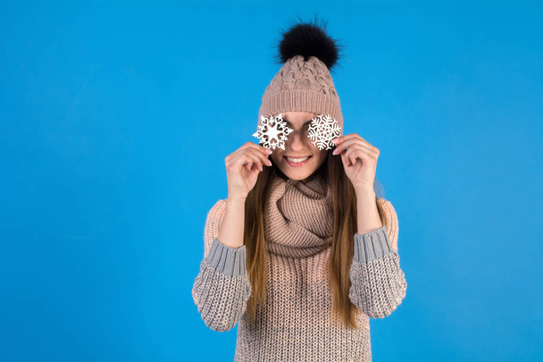 The girl is dressed in a knitted warm sweater and hat - Foto, Imagen