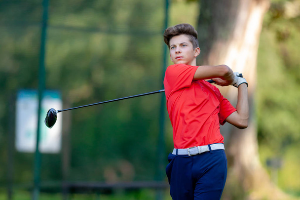 Mladá golfové hráče, kteří odpálí míč Wood během soutěže  - Fotografie, Obrázek