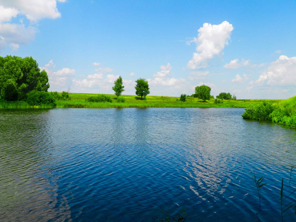 Järvi sinisellä vedellä - Valokuva, kuva
